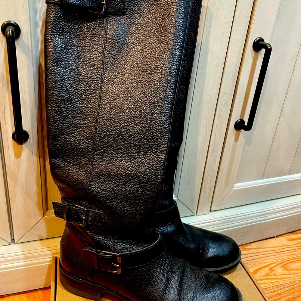 Enzo Angiolini size 9 Black Pebble leather.  Great comfortable boot in ex cond!
